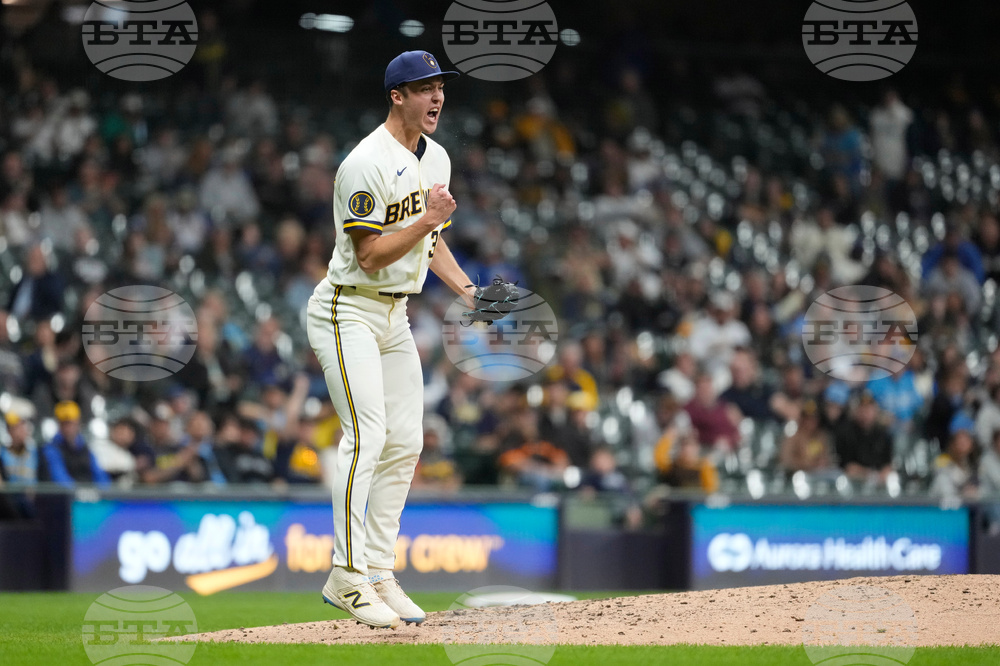 Padres Brewers Baseball