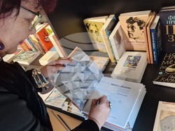 Мирела Иванова представя новата си книга „Призоваване на поезията“, снимки – Даниел Димитров/ БТА