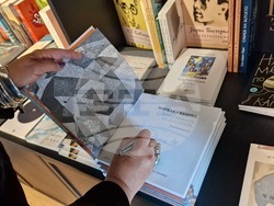 Мирела Иванова представя новата си книга „Призоваване на поезията“, снимки – Даниел Димитров/ БТА