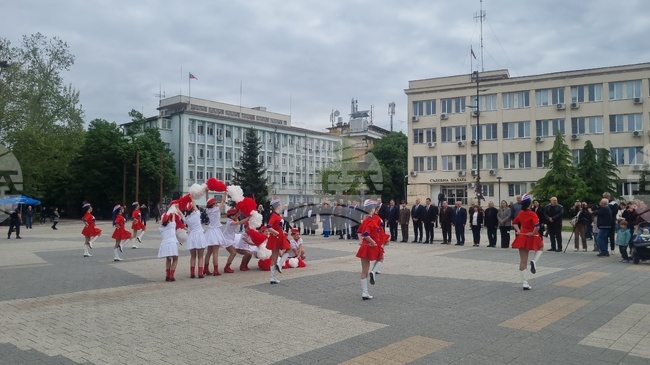 С издигане на знамената на България, ЕС и Търговище и тържествено заседание на Общинския съвет започнаха честванията за празника на града
