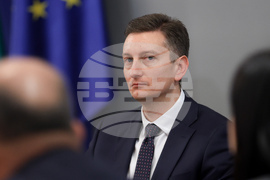 Министерски съвет  - мерки за овладяване на цените  - среща - Иван Василев