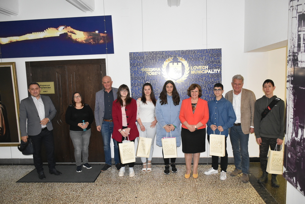 Община Ловеч: Ученичката Елена Василева стана „Млад кмет за един ден“ в Община Ловеч