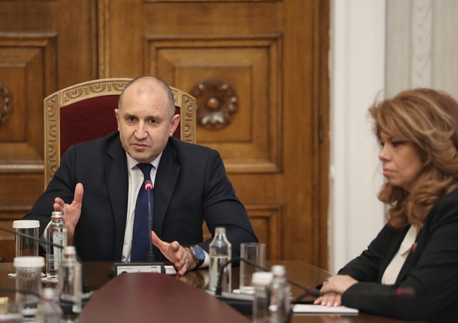 Готови ли сте да подкрепите правителство с първия мандат - на ГЕРБ-СДС, попита президентът Румен Радев представителите на ПП-ДБ