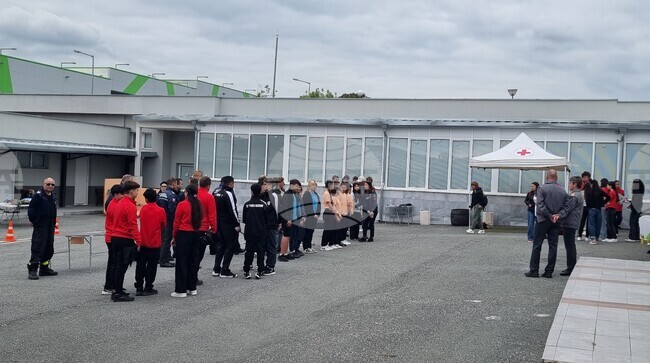 Отборът на Средно училище „Св. Св. Кирил и Методий“ в Смядово е победителят в областния етап на ученическото състезание „Млад спасител“