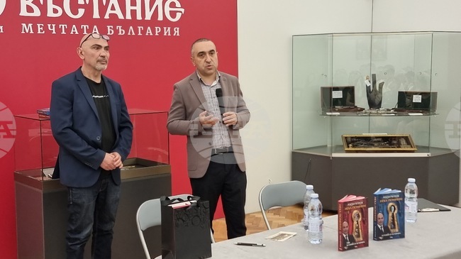Журналистът Росен Петров представи в Перник двете части на книгата си "Нека помним. Истории от историята"