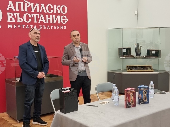 Журналистът Росен Петров представи в Перник двете части на книгата си "Нека помним. Истории от историята"