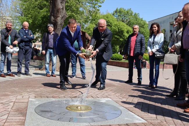 Община Хасково: От днес географският център на Хасково е обозначен с инсталацията КИЛОМЕТЪР НУЛА – ХАСКОВО