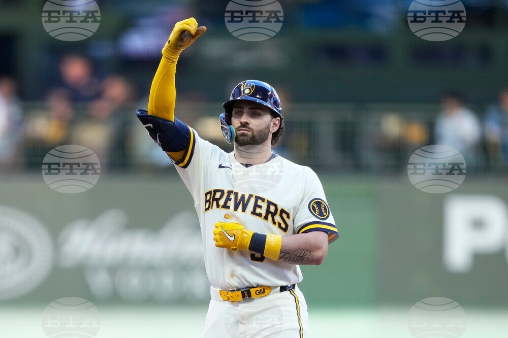 Padres Brewers Baseball