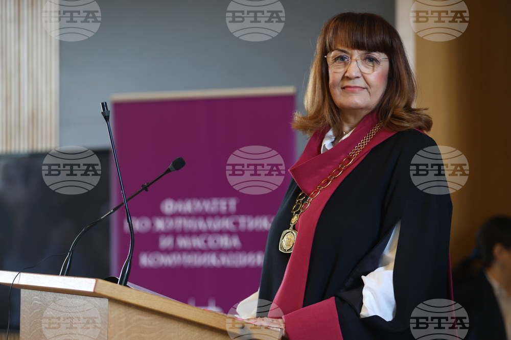 Факултет по журналистика и масова комуникация - дипломи - връчване - Веселина Вълkанова