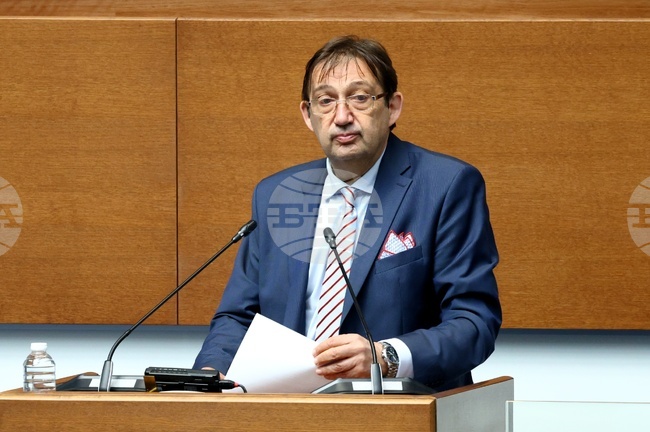 Министър Шишков заяви, че срокове за укрепване на свлачището в Смолянско и стойност на ремонта ще има след експертните изследвания 