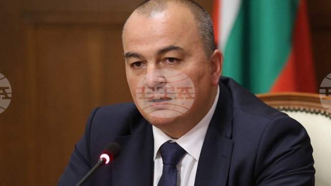 Вкарахме законопроект в НС, който ще овладее с чисто пазарни мерки поскъпването на цените, каза министър Пламен Абровски
