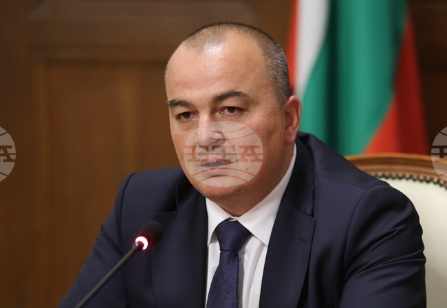 Вкарахме законопроект в НС, който ще овладее с чисто пазарни мерки поскъпването на цените, каза министър Пламен Абровски
