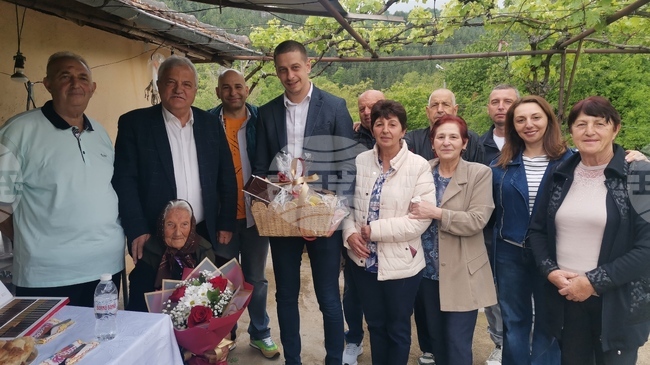 Стогодишен юбилей отпразнува Ташина Пейчева от Гоце Делчев, кметът Владимир Москова я поздрави 