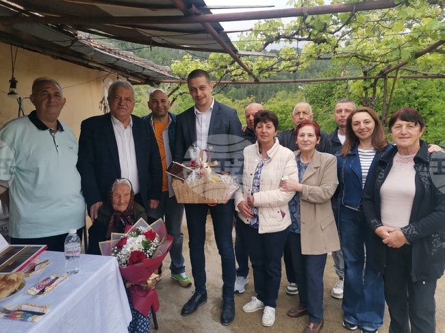 Стогодишен юбилей отпразнува Ташина Пейчева от Гоце Делчев, кметът Владимир Москова я поздрави 
