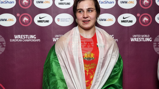 Юлияна Янева спечели златен медал на ранкинг сериите по борба в Тирана