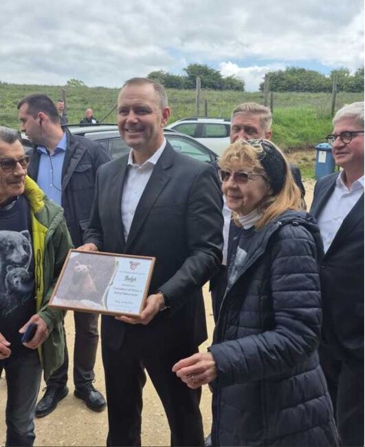 Аджерпрес: Полският президент Навроцки посети румънския резерват за мечки в Зърнещ и символично осинови мечка