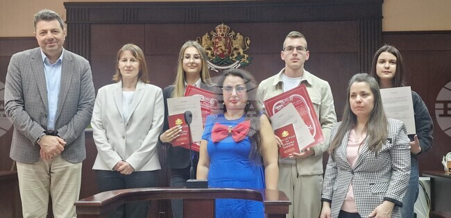 В Хасково бяха отличени гимназистите в първия регионален конкурс за есе, посветено на ролята и значението на правовия ред и правовата държава