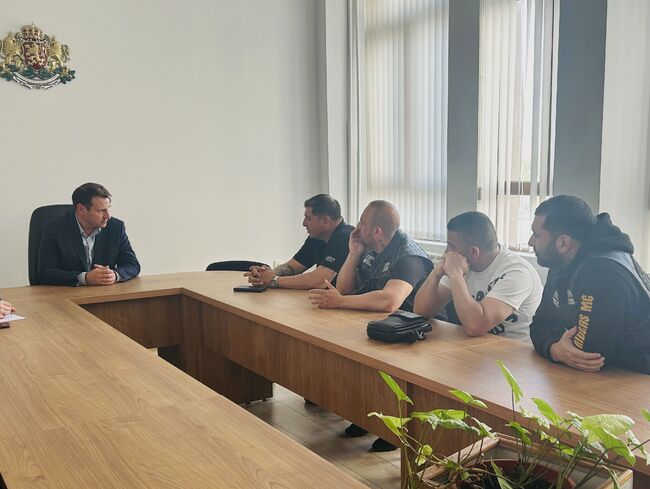 Представители на ямболския мотоклуб „Ездачите” представиха исканията си на среща с областния управител