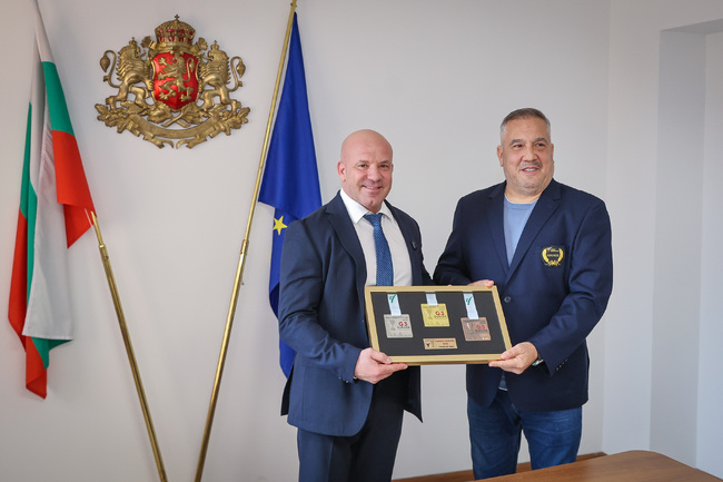Министър Керязов награди таекуондистите Ерика Карабелева и Християн Георгиев