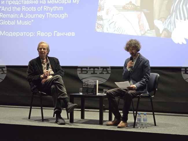 Мисля, че музиката е обвързана с политиката по един или друг начин, каза продуцентът Джо Бойд на литературна среща в София