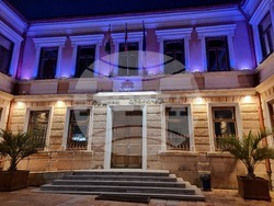 Сградата на община Добричка свети в лилаво в подкрепа на недоносените бебета