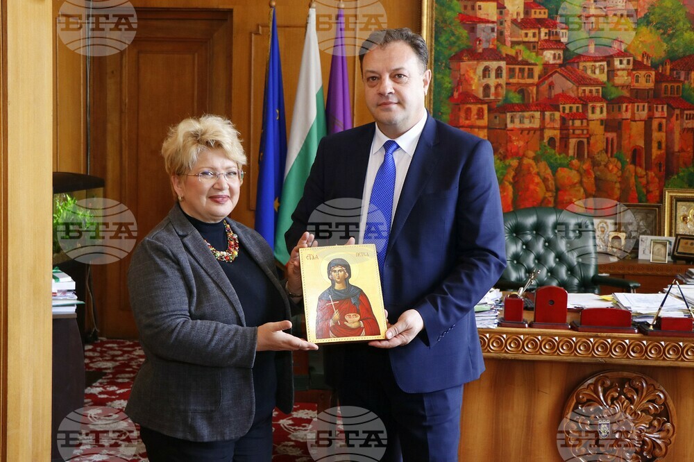 Възможностите за разкриване на директна автобусна линия от Велико Търново до Букурещ е обсъдил кметът Даниел Панов с посланика на Румъния