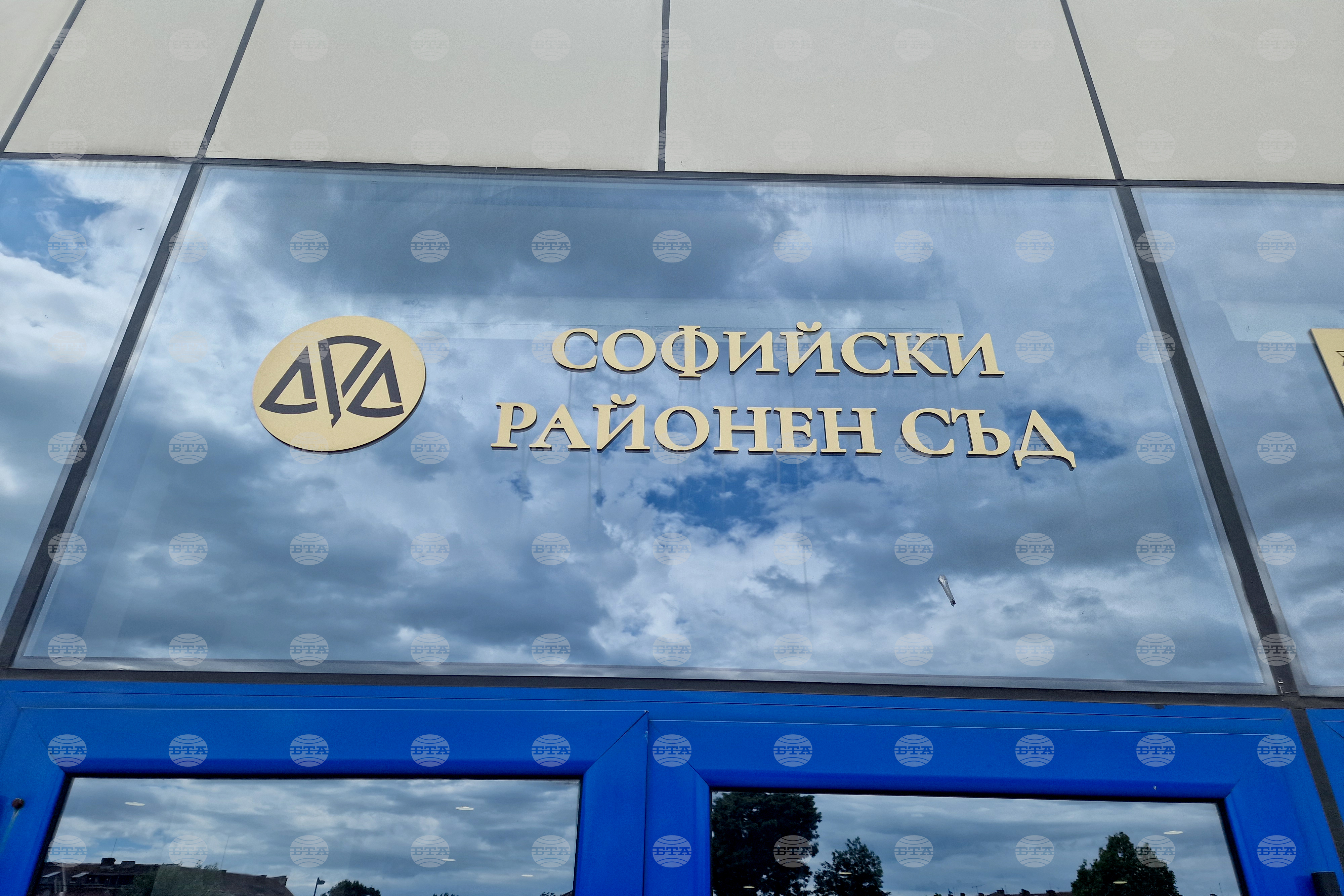 Двама души са осъдени на по четири години затвор за това, че са ограбили таксиметров шофьор
