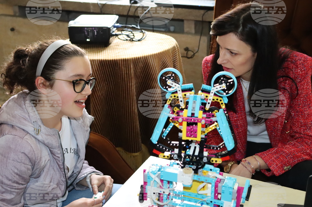 Община Хасково: Българският еврокомисар Мария Габриел гостува на своите малки приятели от Компютърна школа „Вале“ в Хасково