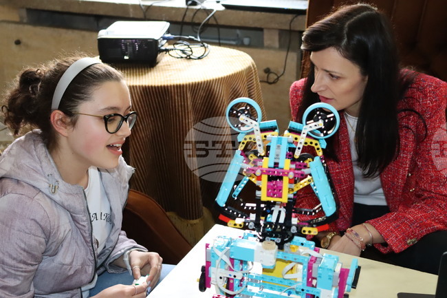 Община Хасково: Българският еврокомисар Мария Габриел гостува на своите малки приятели от Компютърна школа „Вале“ в Хасково