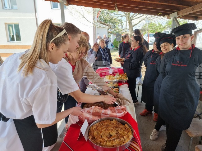 Село Райново - готварски събор - ученици
