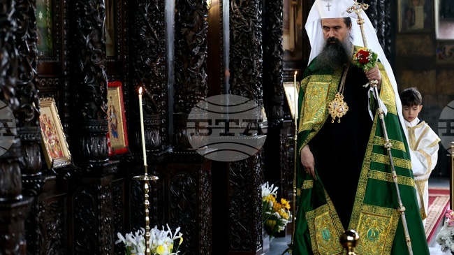 Нека са просветени децата ни, думичката благодат за тях да не бъде чужда, каза патриарх Даниил в храм „Св. Николай Софийски“ в София