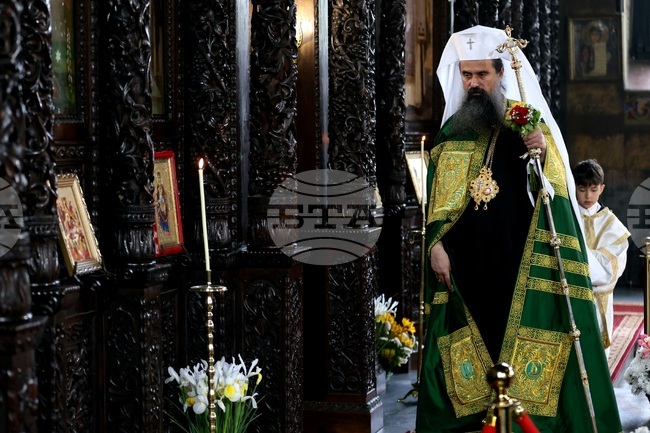 Нека са просветени децата ни, думичката благодат за тях да не бъде чужда, каза патриарх Даниил в храм „Св. Николай Софийски“ в София