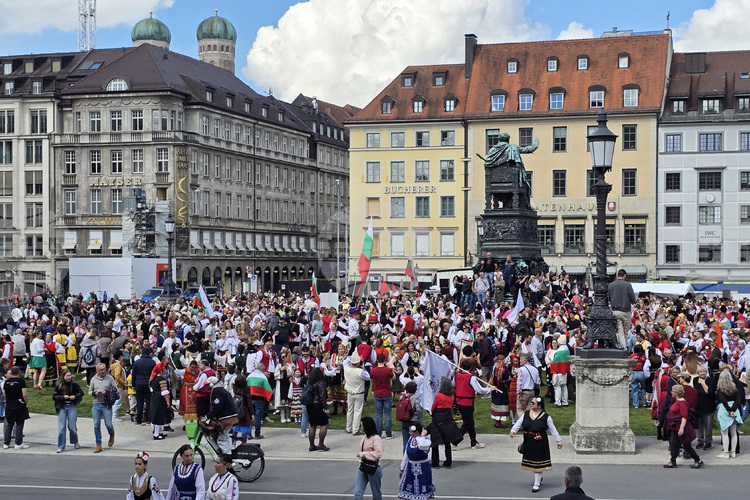 Bulgarian Dancers from 21 Countries Take Part in Great Bulgarian Horo Initiative in Munich