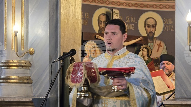 Църквата ни напомня, че има два вида слепота – физическа и духовна, каза отец Иван в плевенския храм "Света Параскева"