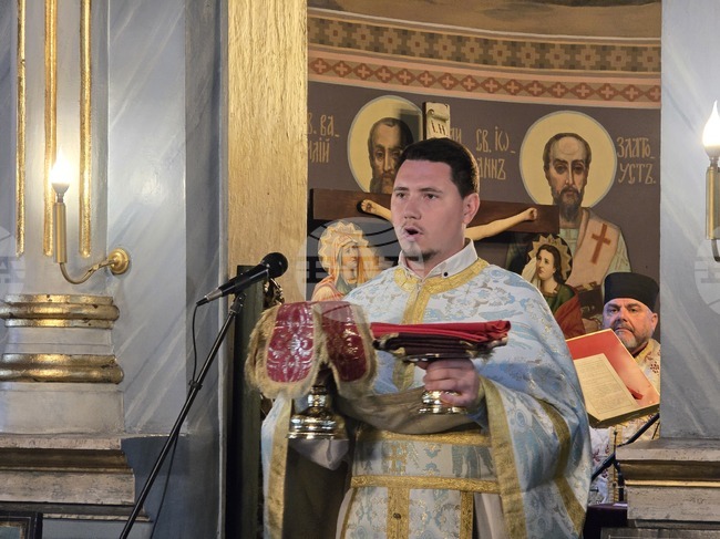 Църквата ни напомня, че има два вида слепота – физическа и духовна, каза отец Иван в плевенския храм "Света Параскева"