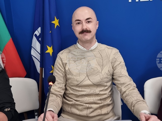 Работата на SOS Центъра за обществена подкрепа – Перник предшества и има пряко отношение към дейността на приемната грижа, каза ръководителят му