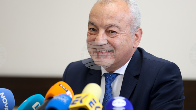 Finance Minister Plans on 10% Reduction of Public Sector Positions