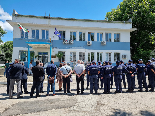 Задържаха мъж, предложил подкуп на полицай по време на разпит във Вършец