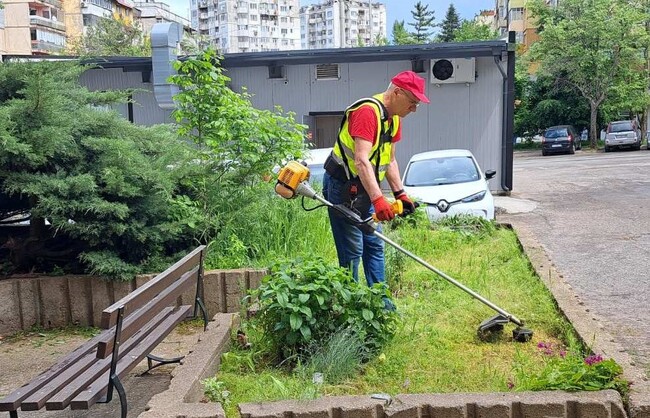 Продължава косенето на тревни площи в Русе