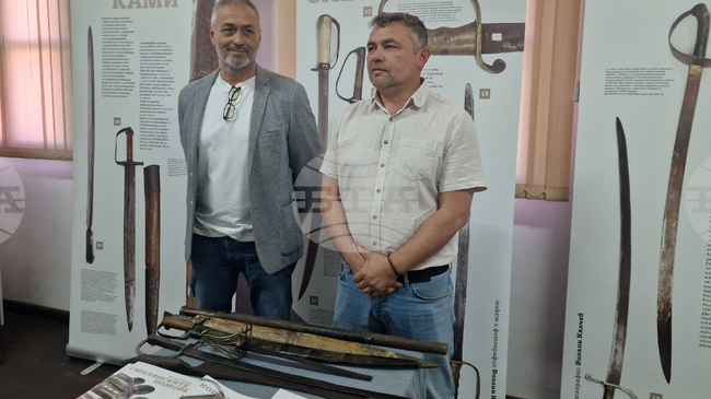 Постерна изложба „Ковани за свободата. Априлските саби от Първи революционен окръг 1876“ е открита в Славейковото училище в Търговище