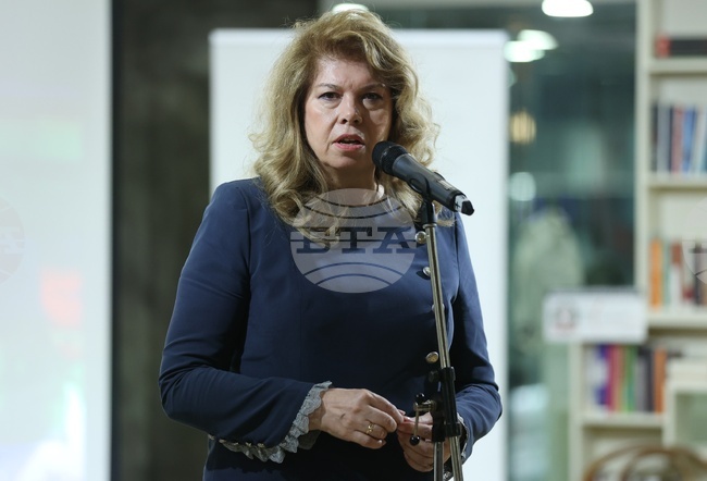Журналистиката не е професия с отпаднала необходимост, каза президентът Йотова при връчването на наградите на фондацията „Радостина Константинова“