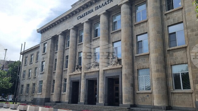 С цветни кашпи е обособена зоната за сигурност пред Съдебната палата в Русе