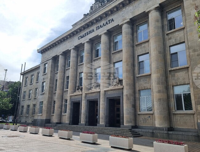 С цветни кашпи е обособена зоната за сигурност пред Съдебната палата в Русе