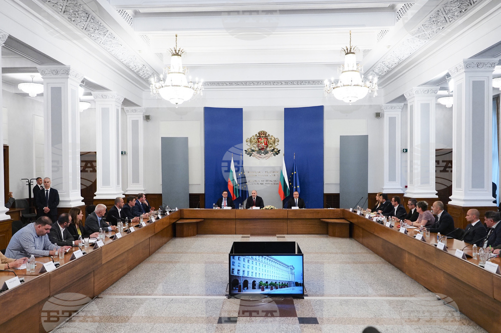Министерски съвет  - Румен Радев  - представители на търговски вериги - среща
