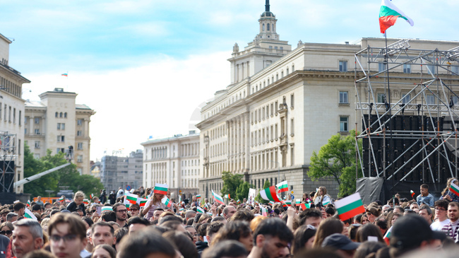 Почитатели на Дара се събраха да посрещнат победителката в „Евровизия“ в София