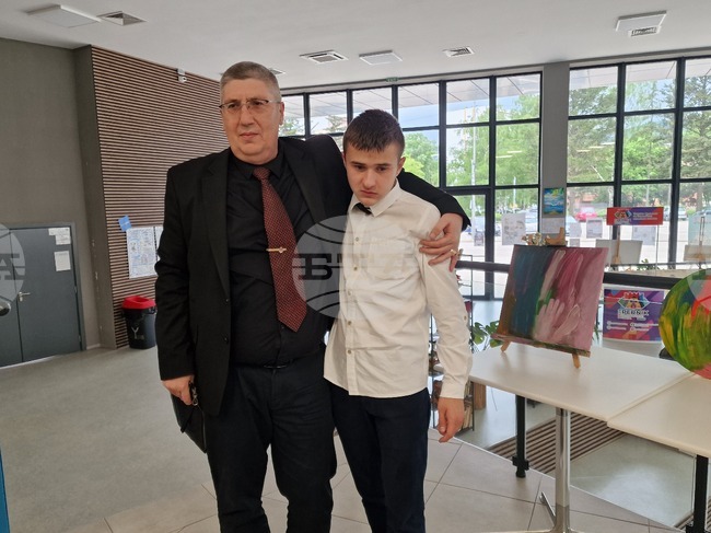 Трета самостоятелна изложба представи 16-годишният Александър, чието изчезване преди четири години в Перник разтърси България