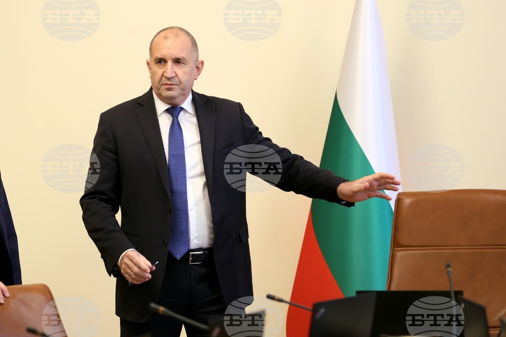 PM Seeks to Ease Fears over Layoffs in Planned Administrative Reform
