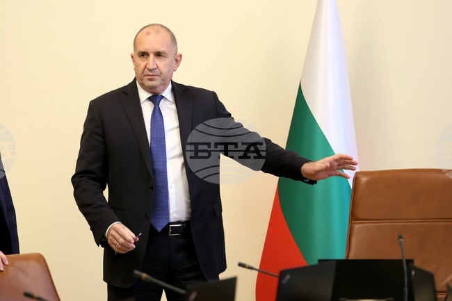 Няма да има масови уволнения, водещи до загуба на административен капацитет и до правни рискове, заяви министър-председателят