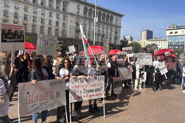 Граждани и застрахователи се събраха пред Министерски съвет с искане за оставката на ръководството на КФН