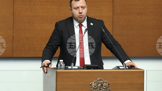 Не бива гражданите и депутатите да бъдат ограничавани от правомощията, дадени им по Конституция, каза Петър Петров от „Възраждане“